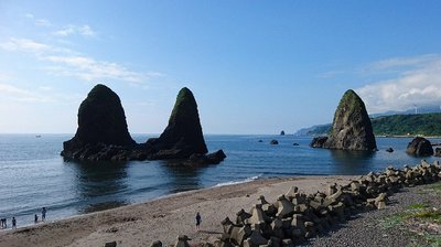 🌊 세 그루 삼나무 바위(산본스기이와)